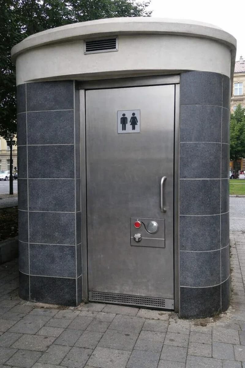 Public WC — Karlínské náměstí
