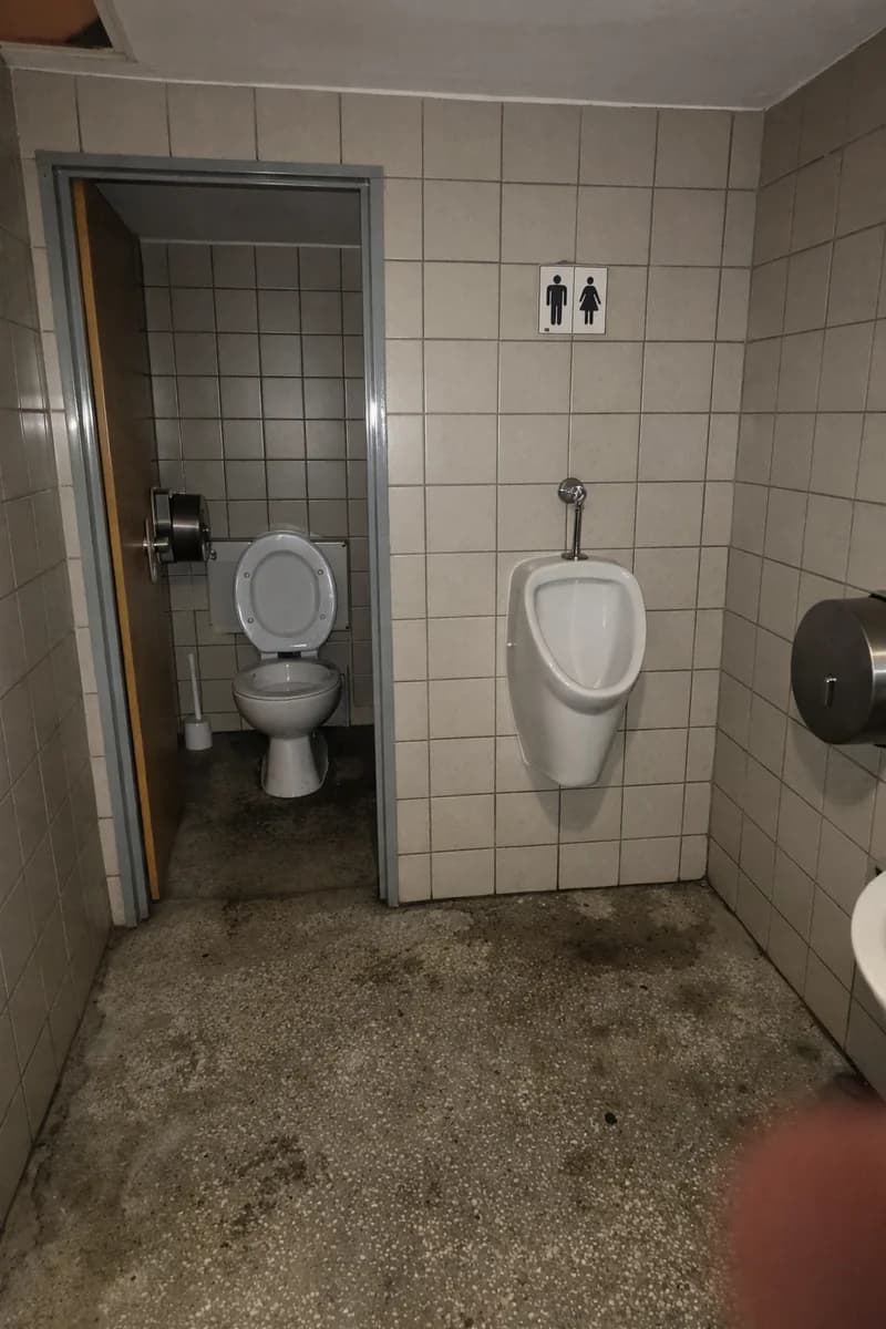 Public WC — Libeň ( nábřeží )