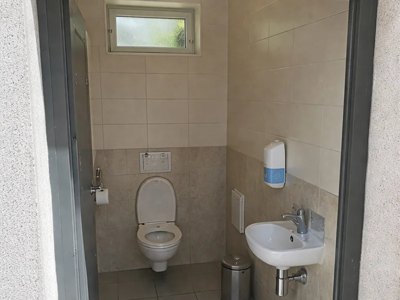 Public Toilet – Trnitá