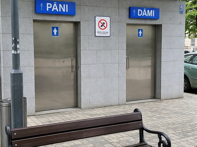 Veřejné WC – Africká vesnice, Brno-Bystrc (u místa Africká vesnice)
