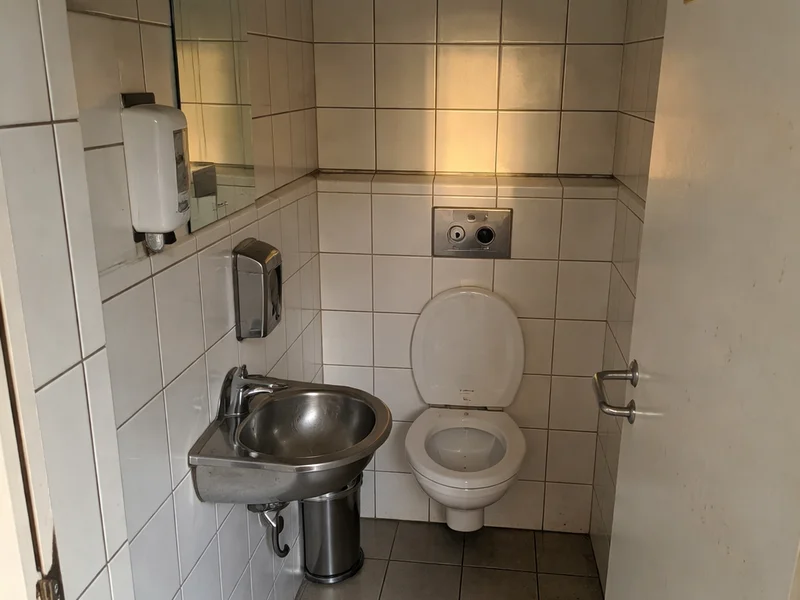Toaleta pro zákazníky – Židenické nábřeží, Brno-Židenice